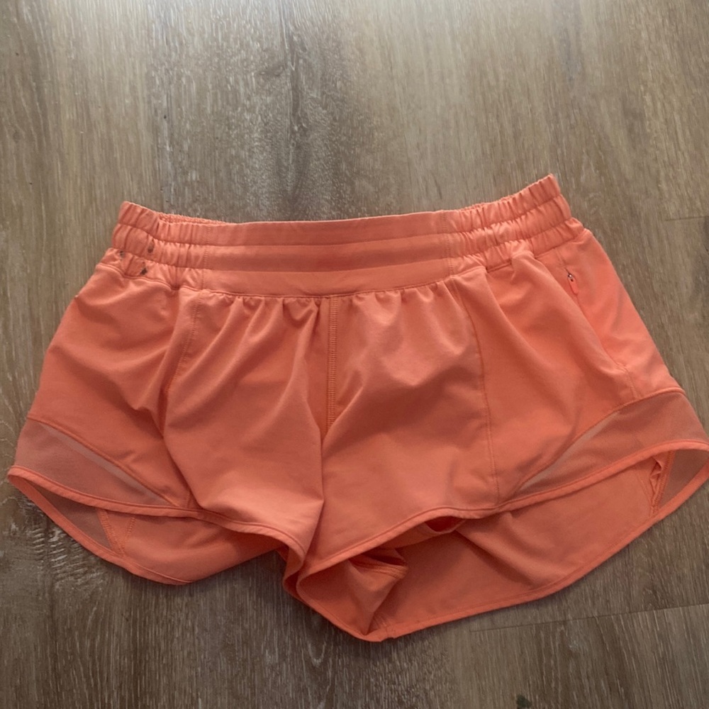 lululemon hotty hot shorts (size 6, low rise, 2.5 inch) ☀️